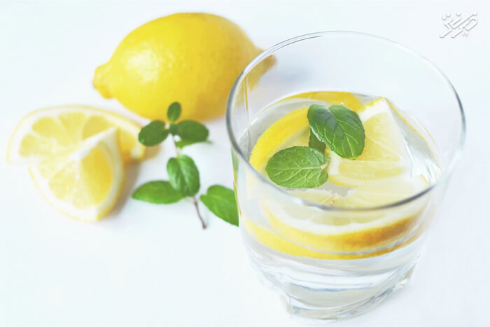 آب گرم و لیمو