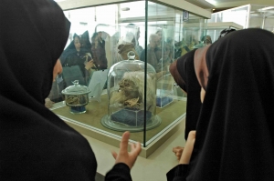 گردشگران موزه‌ی ایران باستان و مرد نمکی
