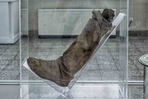 چکمه‌ی مرد نمکی در موزه‌ی ایران باستان