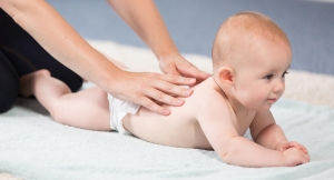 ماساژ نوزاد فواید زیادی برای بدن کودک دارد