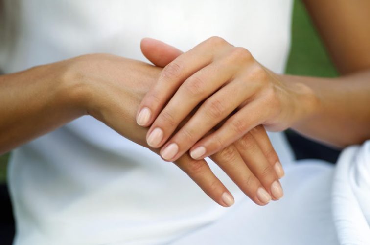 از بین بردن خشکی پوست دست