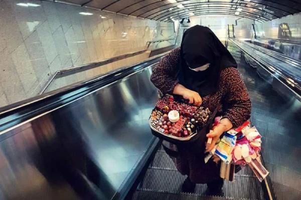 راز زندگی زن ثروتمند تهرانی که در مترو دستفروشی می کند