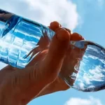 نوشیدن روزانه آب معدنی